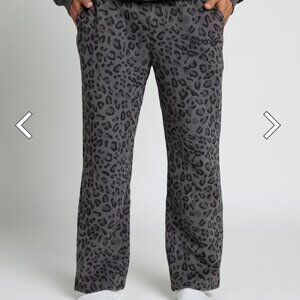 Comfrt NWT M Panther Straight Leg Pant